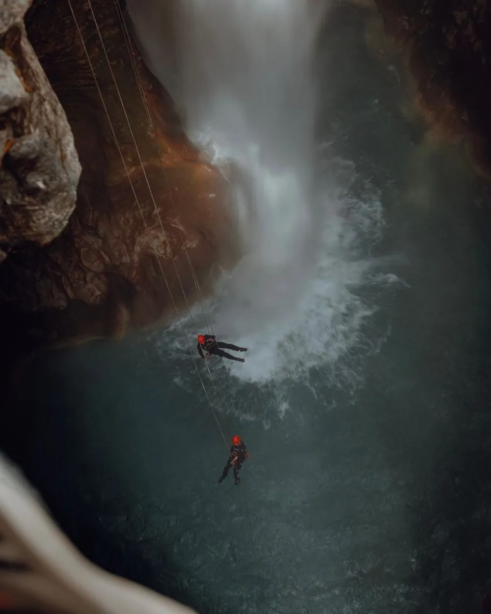 Descente en rappel dans une cascade encaissée de La Réunion