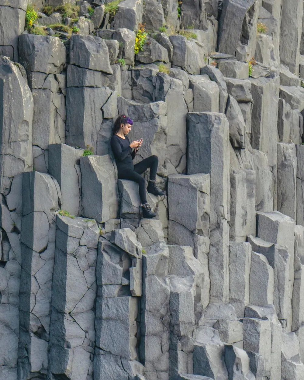Grimpeur sur une paroi de trachyte dans un cirque de La Réunion