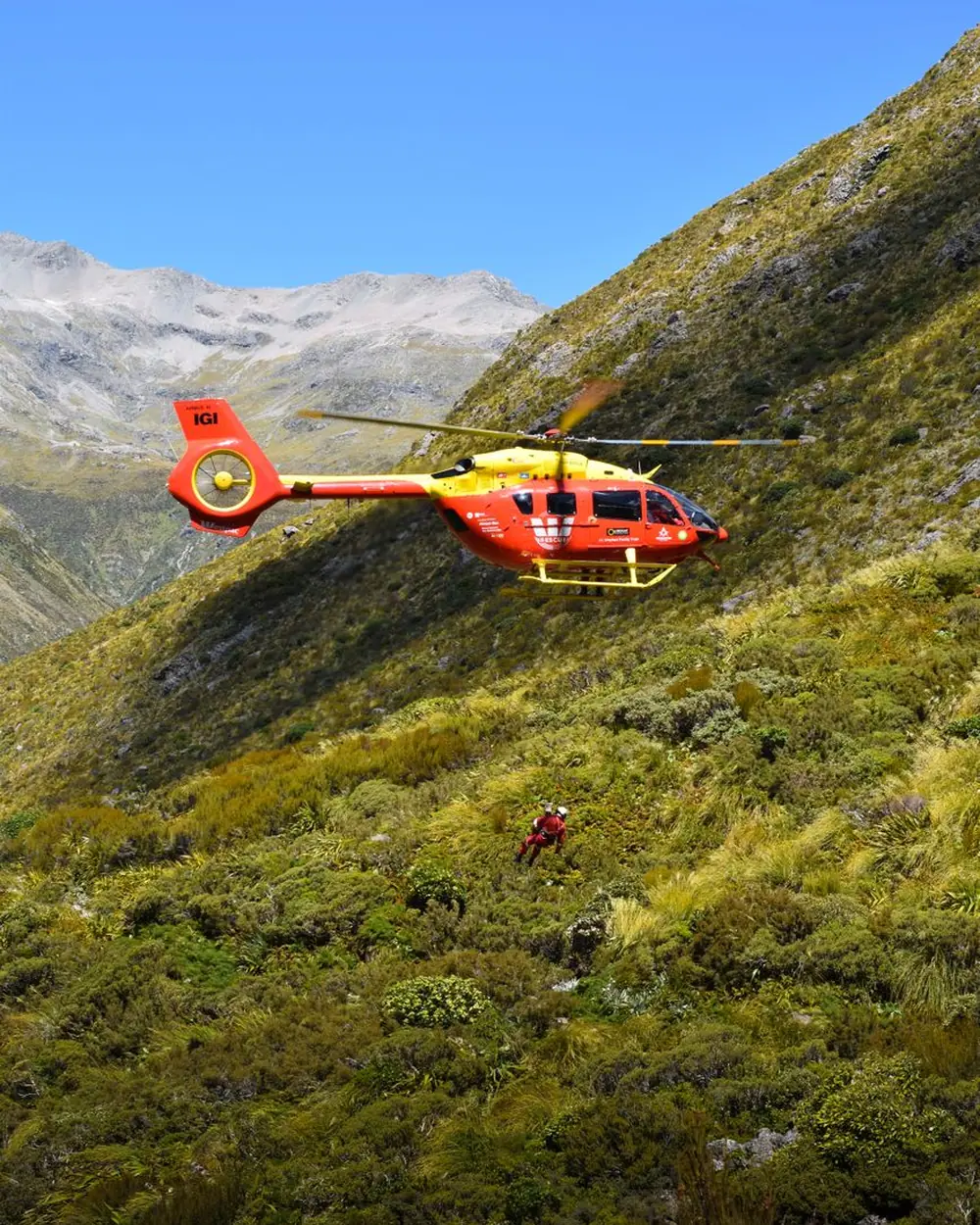 Hélicoptère survolant le cirque de Mafate à La Réunion