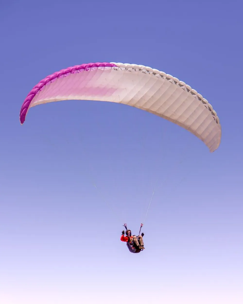 Parapente en vol au-dessus du lagon de Saint-Leu à La Réunion