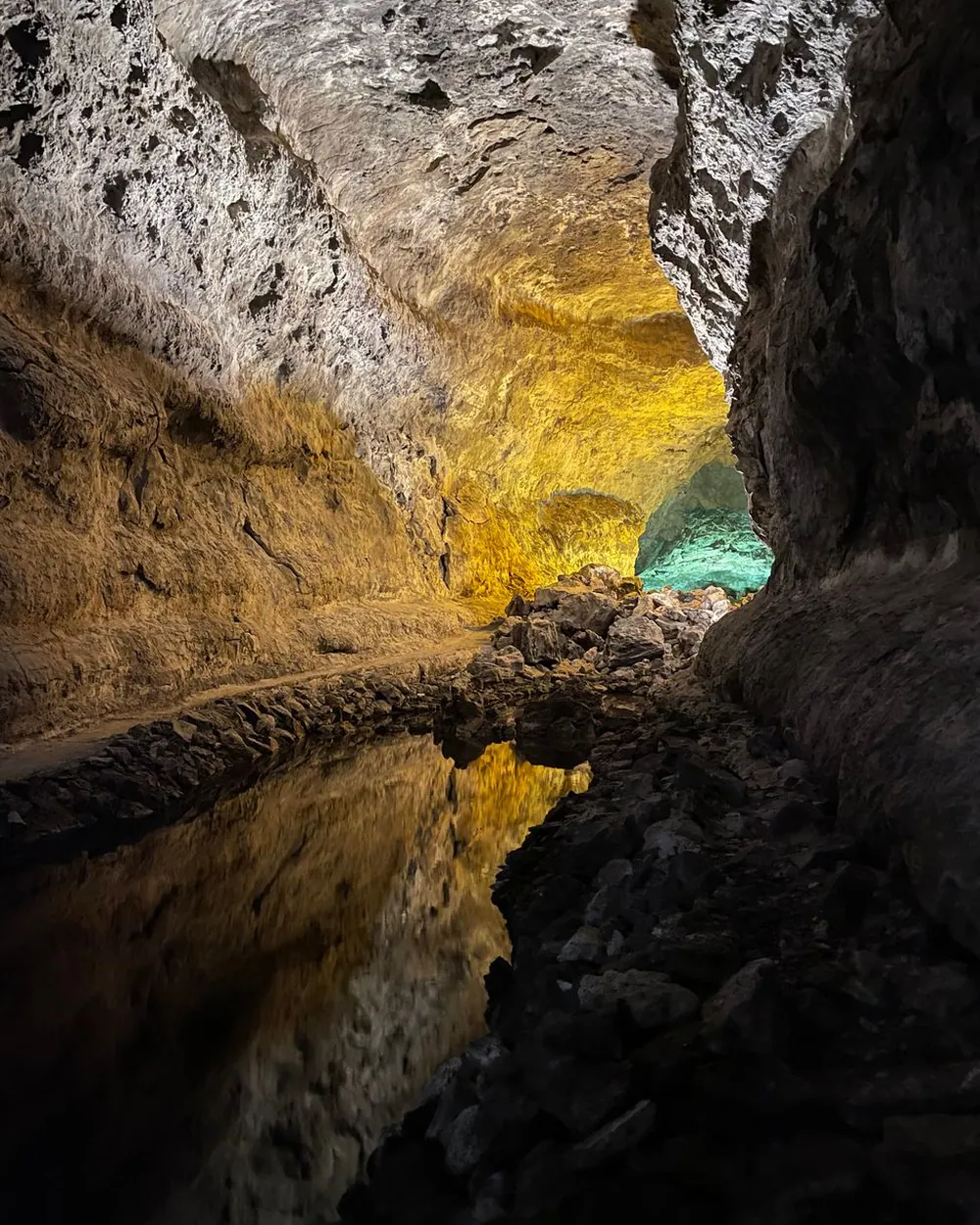 Galerie souterraine d’un tunnel de lave éclairée à la frontale