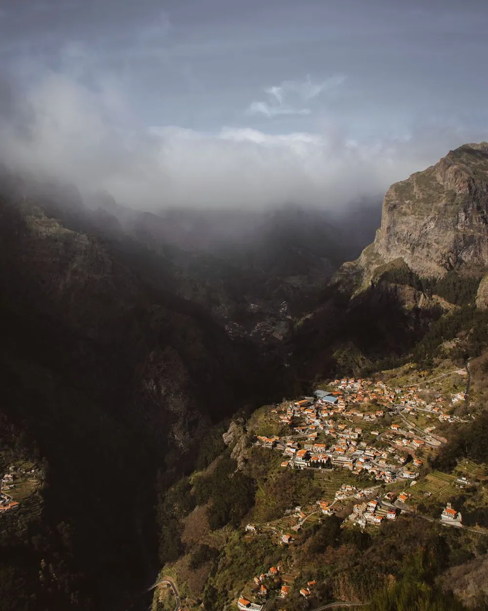 Village de Cilaos au fond de son cirque, cerné de remparts