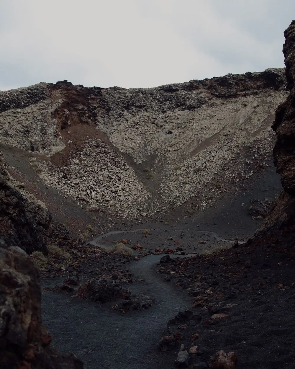 Cratère du Piton de la Fournaise et champ de lave de l’Enclos Fouqué