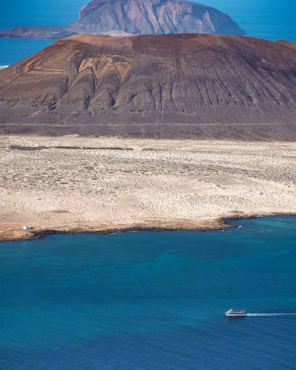 Vue aérienne du relief découpé de La Réunion et de ses cirques