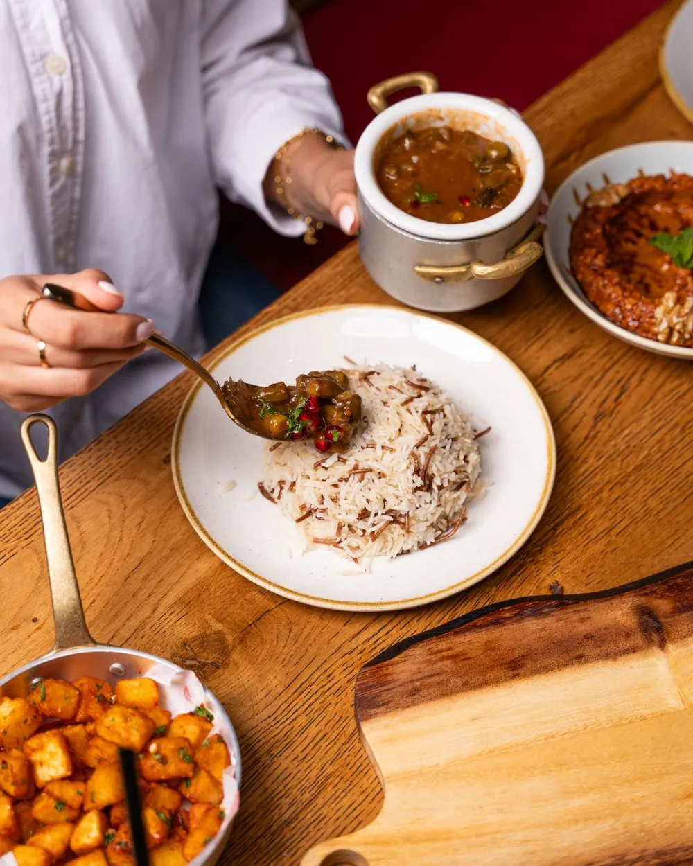 Cari créole servi avec riz, grains et rougail