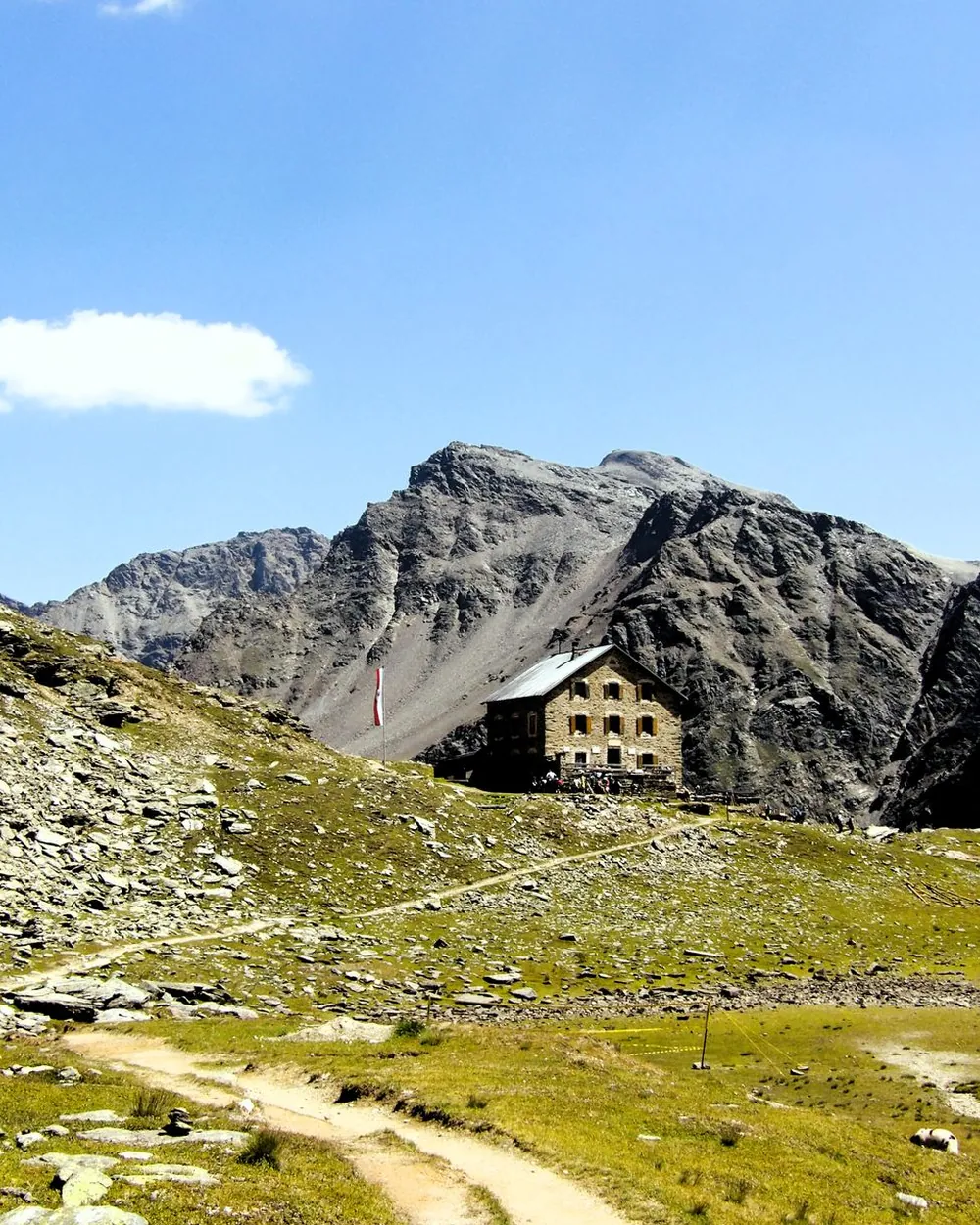 Refuge de montagne isolé sous le sommet du Piton des Neiges