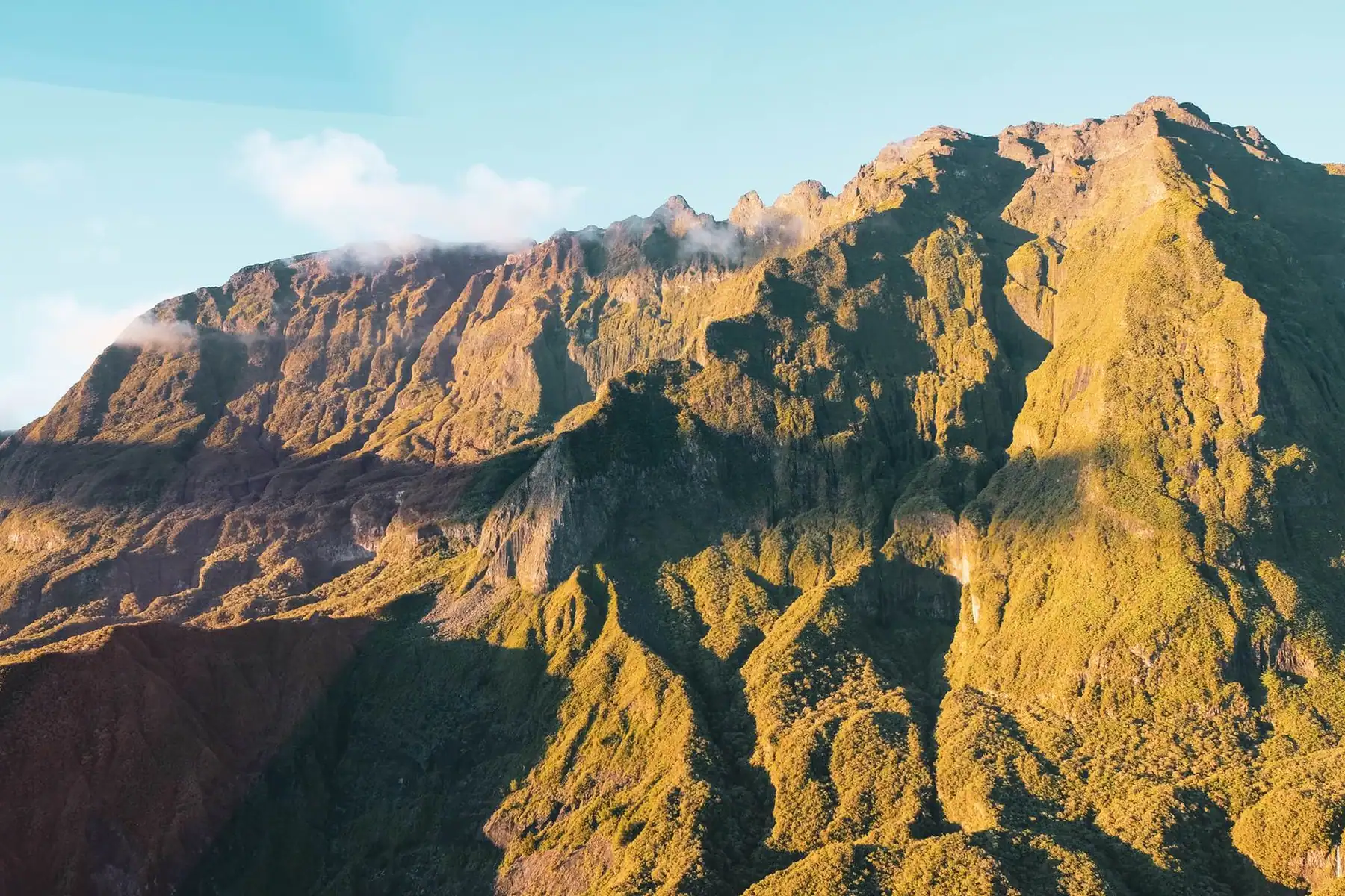 Remparts et pitons du cirque de Mafate au lever du soleil