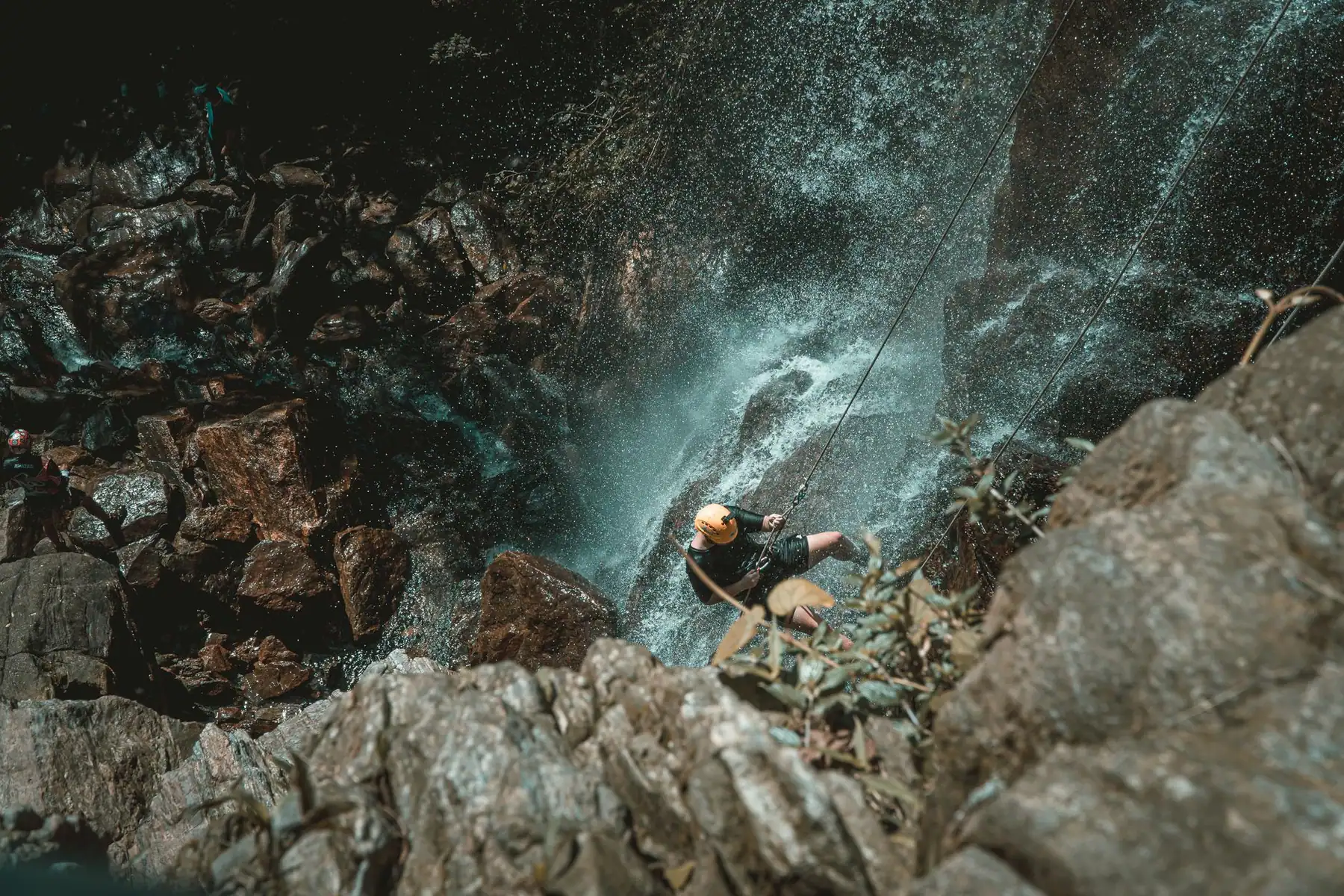 Descente en rappel dans un canyon encaissé de La Réunion