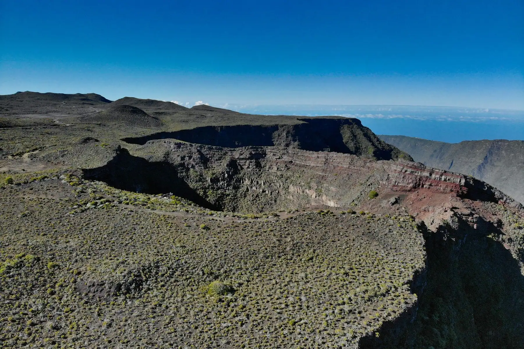 Relief découpé de La Réunion vu depuis un sommet