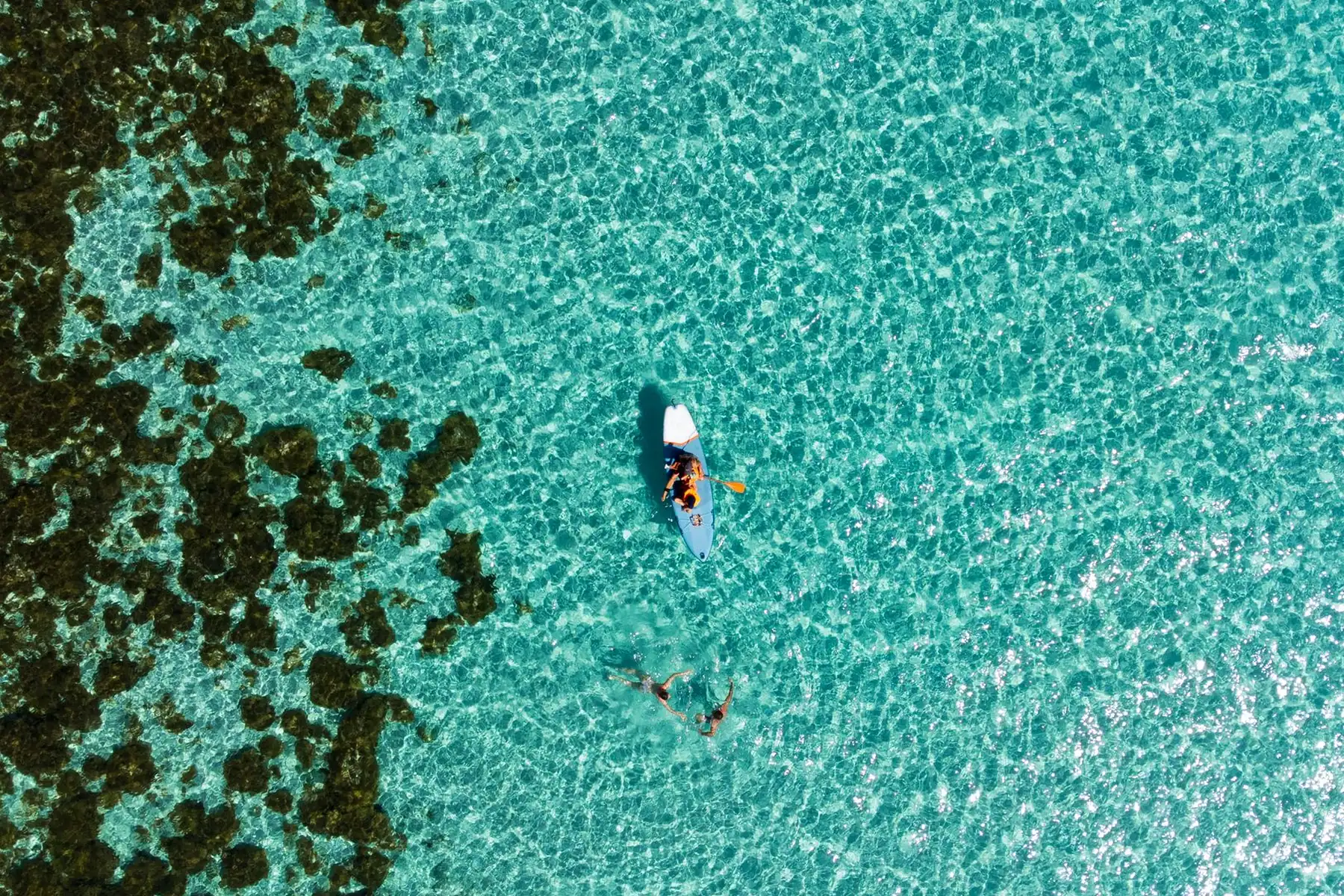 Lagon turquoise et barrière de corail dans l’océan Indien