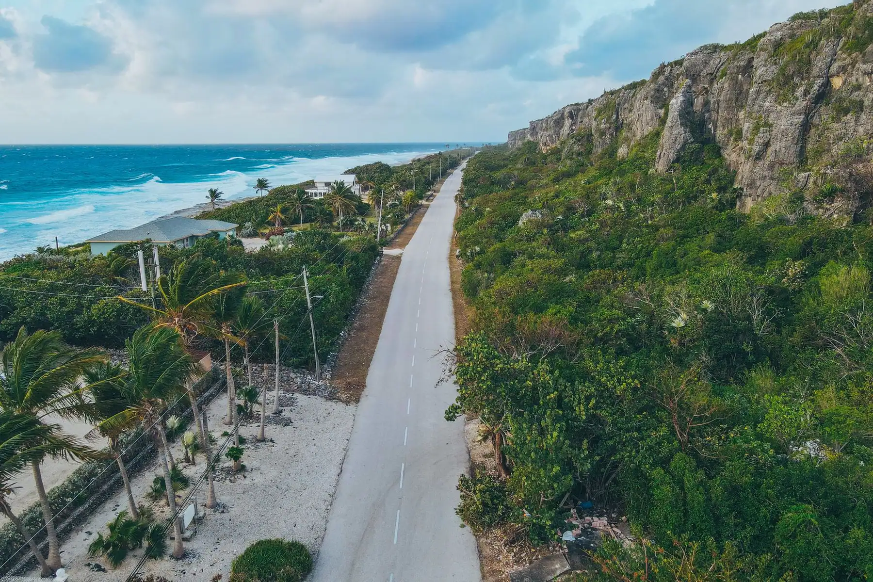 Route littorale de La Réunion longeant l’océan