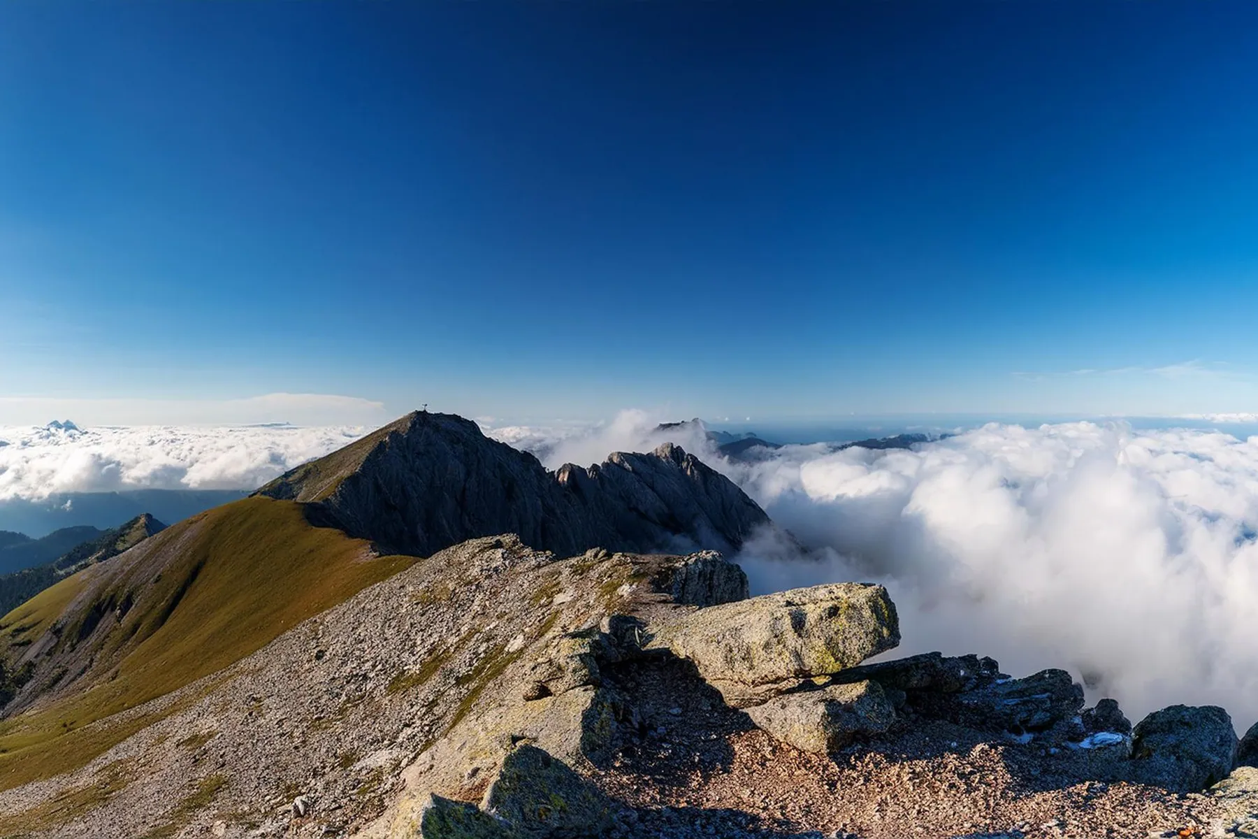 Sentier de crête au-dessus du cirque de Mafate au lever du jour