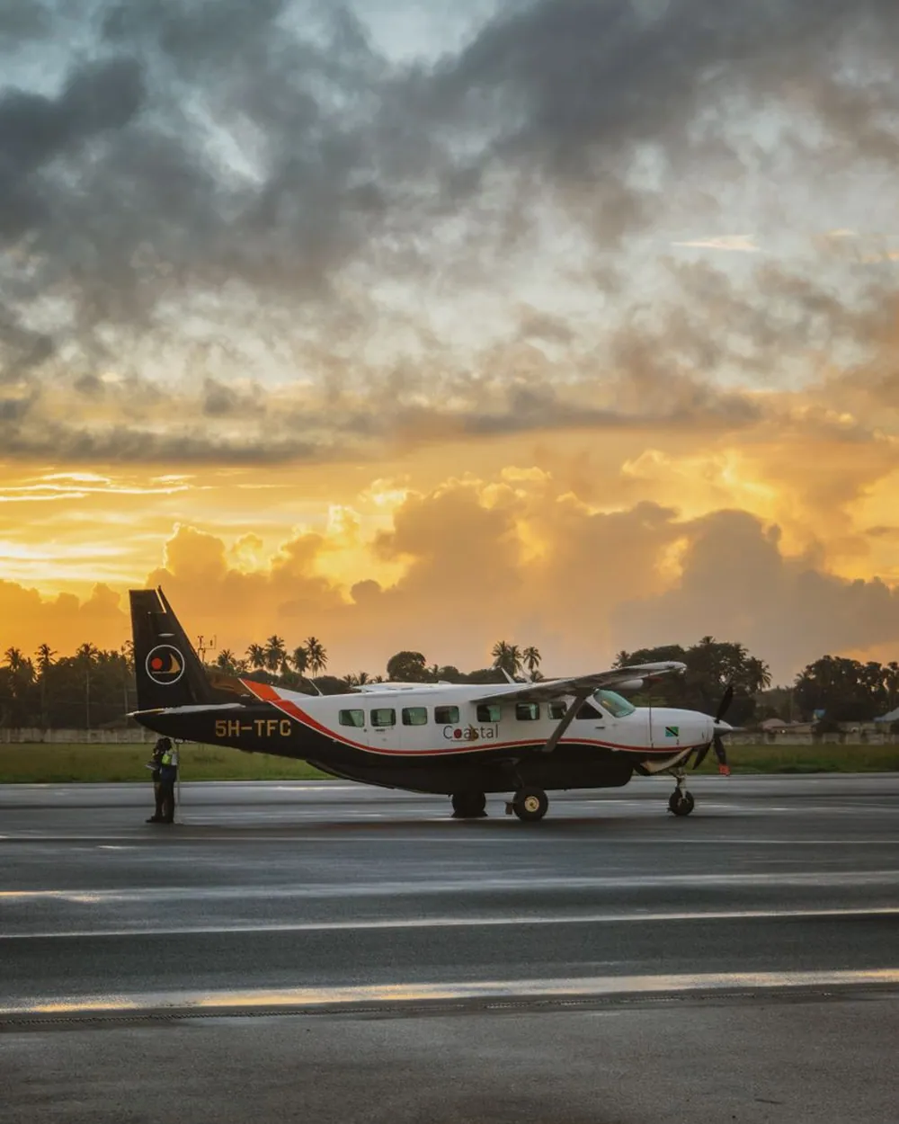 Avion régional sur le tarmac avec le relief de l’océan Indien en fond