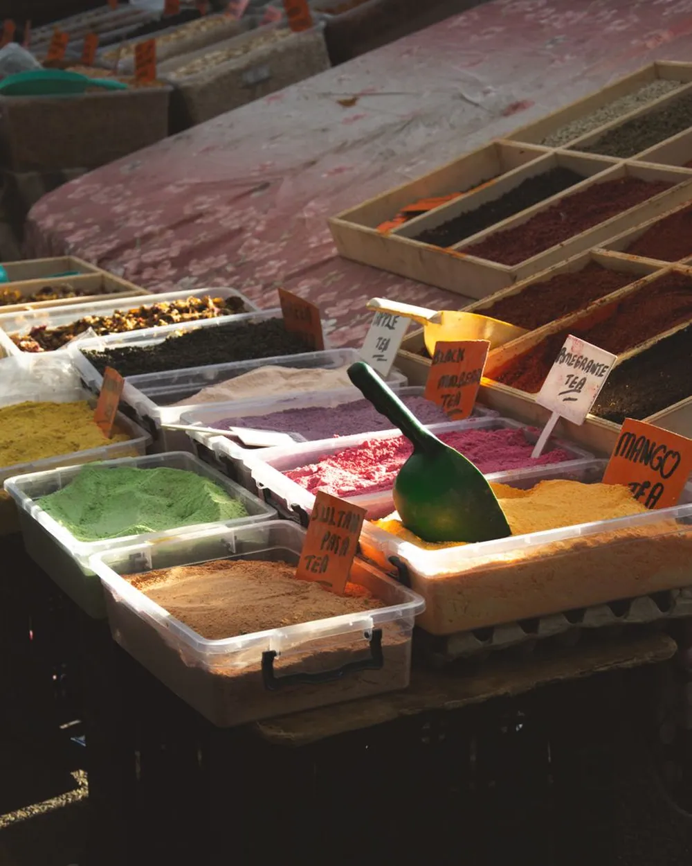 Étal coloré d’un marché forain à La Réunion
