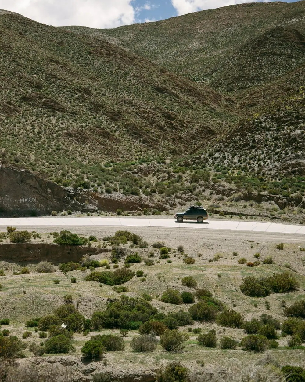 Voiture sur une route de montagne sinueuse à La Réunion