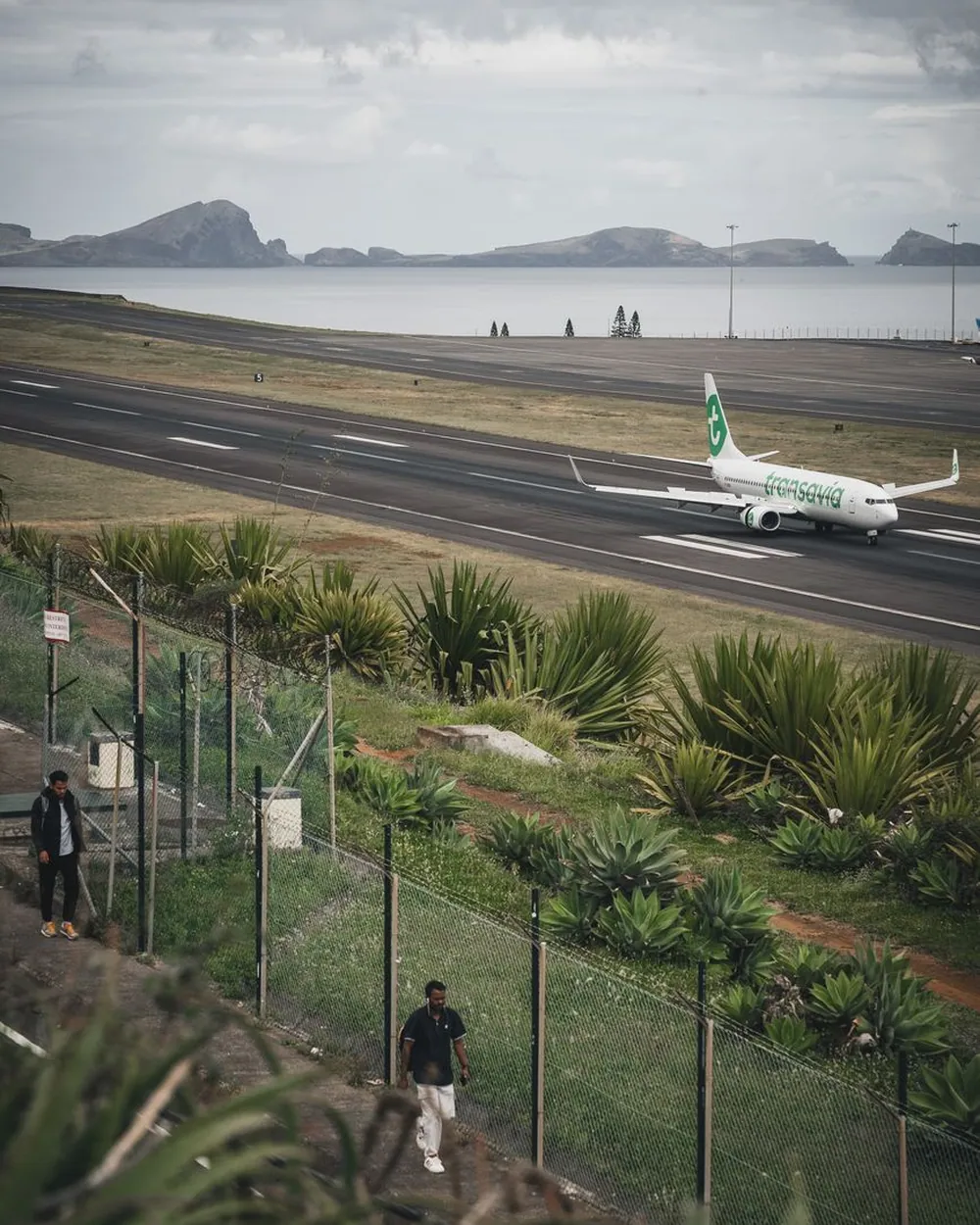 Avion à l’approche de l’aéroport de La Réunion au-dessus du littoral
