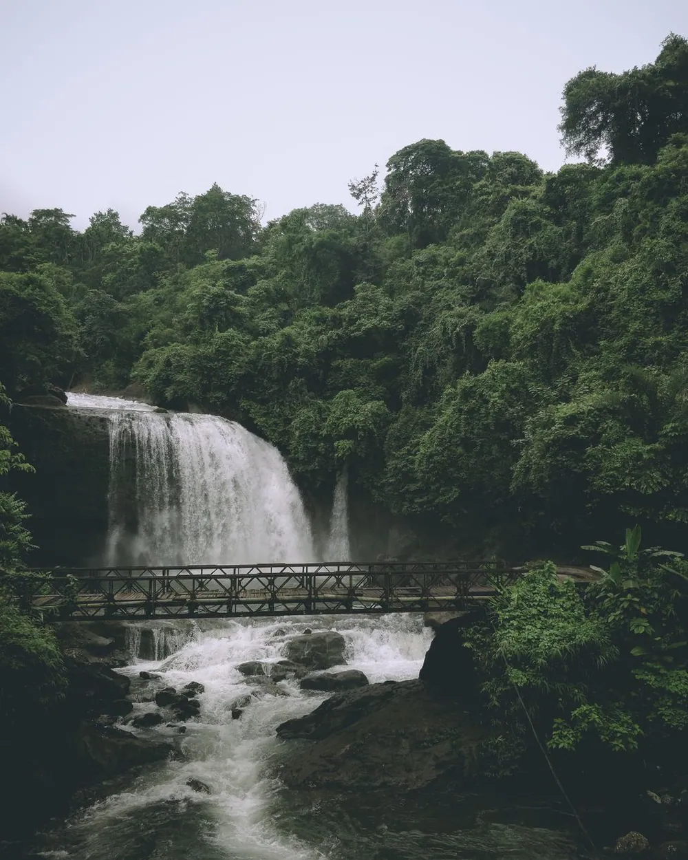 Cascade de Grand Galet aux multiples filets d’eau dans la vallée de Langevin