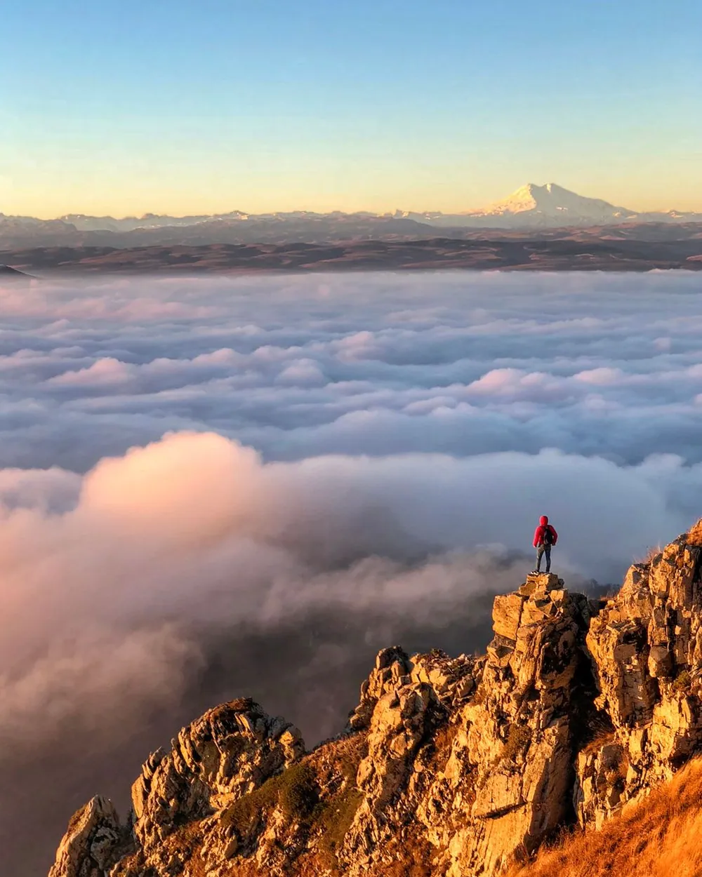 Sommet du Piton des Neiges au lever du soleil au-dessus des nuages