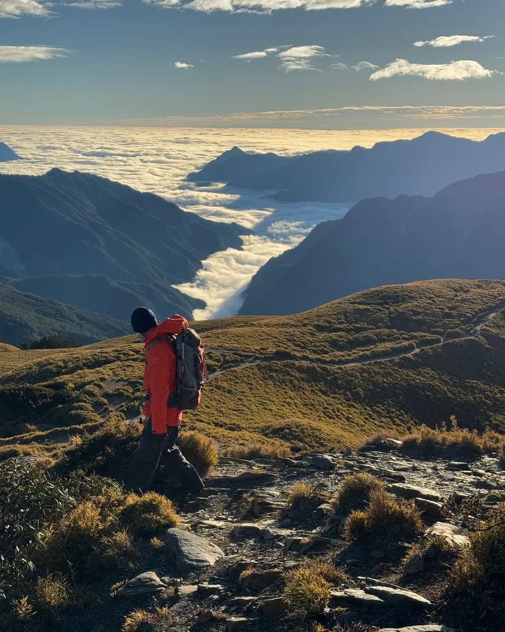 Randonneurs sur un sentier de crête au-dessus des nuages à La Réunion